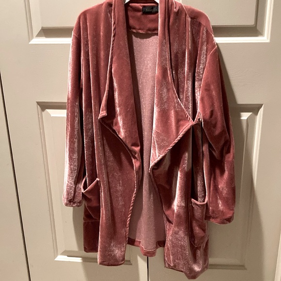 Pink velvet long jacket with lapels and outside pockets. - Picture 1 of 6
